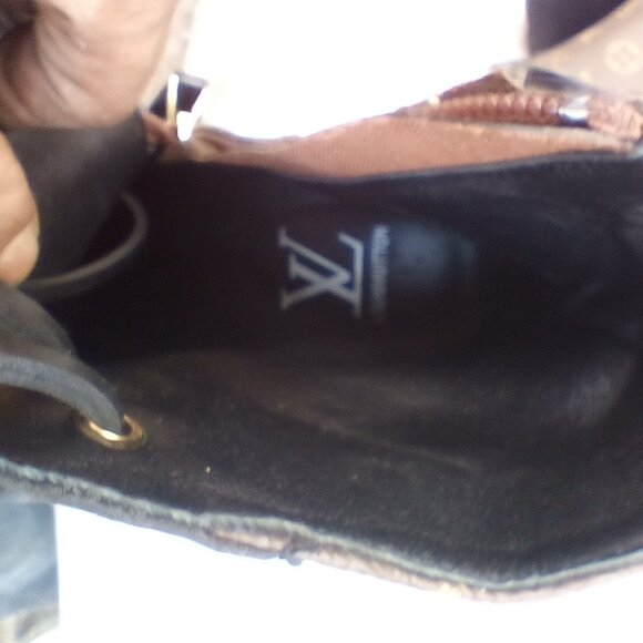 Louis Vuitton - Picture 3 of 5